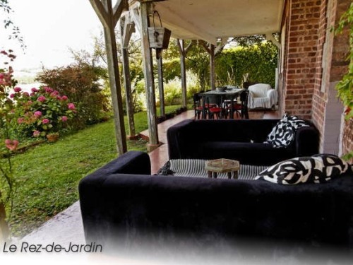Le Gîte Jardin : la terrasse couverte côté mer.