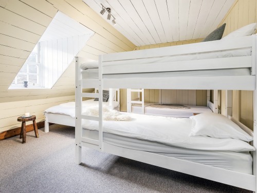 Guest room with bunk beds in Deanich Lodge