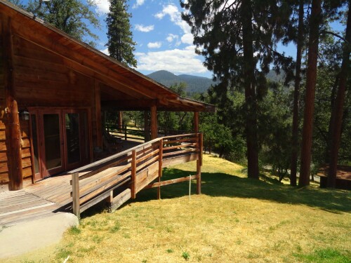 Evergreen Haus - Yosemite Lodging - Cabin Exterior Mountain View