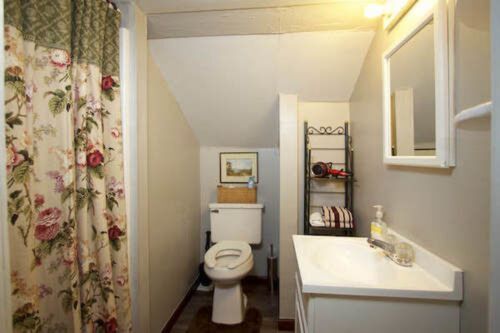 Queen Suite Bathroom. Carrage house