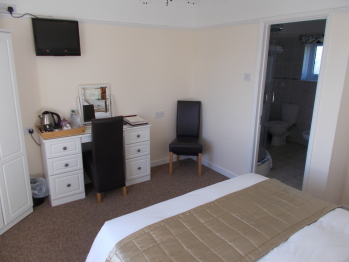 Chambre - Carlyon, with guest tray, Freeview TV with DVD, and en-suite. Chambre - Carlyon, with guest tray, Freeview TV with DVD, and en-suite.