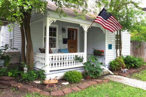 Comal Inn's Historic New Braunfels Cottage - built 1872