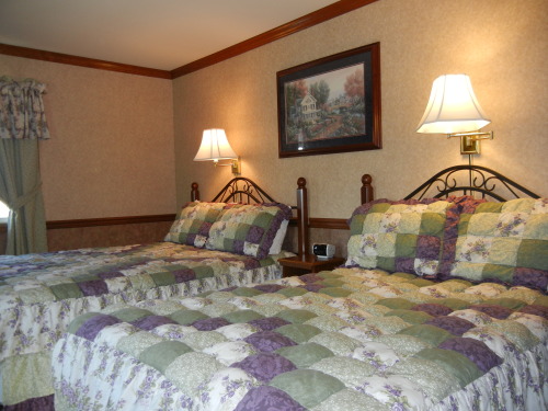 Guest room with queen and double beds