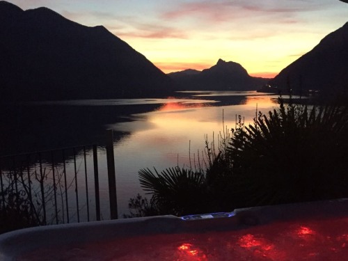 Vista notturna sul Lago di Lugano