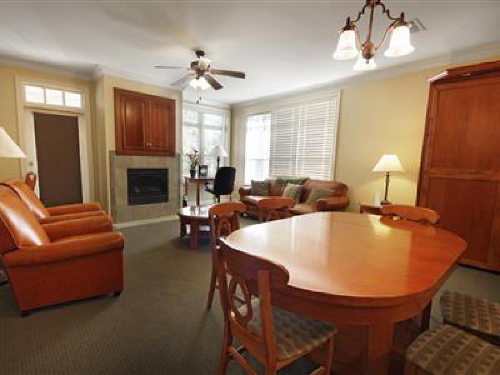 Family room-Ensuite-Suite-101 Plantation Parlor