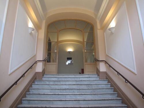 Elégant immeuble bourgeois du XIX siècle, avec escaliers très larges et sols en marbre. Les appartements sont situés au deuxième étage sur entresol.