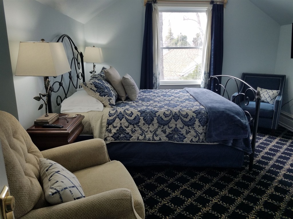 The Blue Hills Suite-Queen-Ensuite-Standard - Base Rate