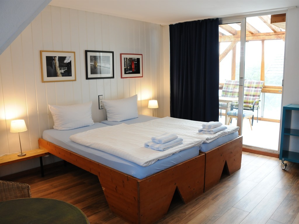 Dreibettzimmer-Ensuite Dusche-Balkon-Einfaches 3-Bettzimmer