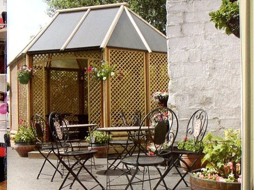 The rear patio with the Smoking shelter. Fully heated and lit.