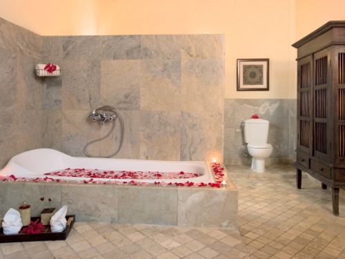 Villa Room 4 Bathroom with Shower and Bathtub