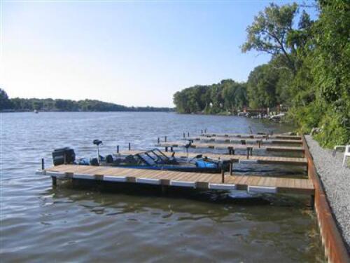 Boat docks available to our guests at no charge....bring your boat with you or rent one nearby.