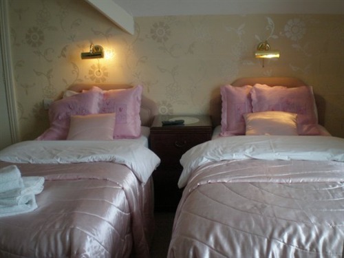 comfortable twin bedroom