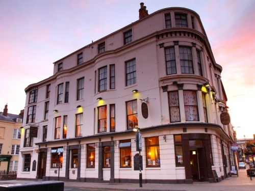Dickens Bar and Inn - 