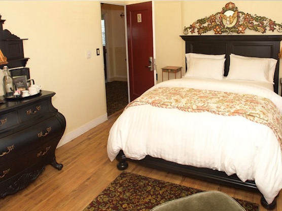 Queen-Ensuite-Standard-Madonna Queen Rooms 