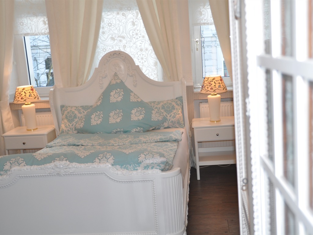 Einzelzimmer; King Size Bett, eigenes Bad über Flur
