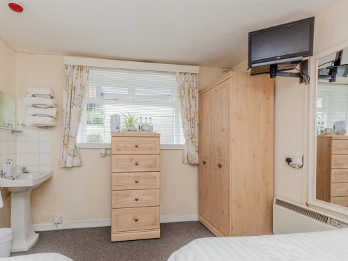 Triple Room with shared shower and toilet