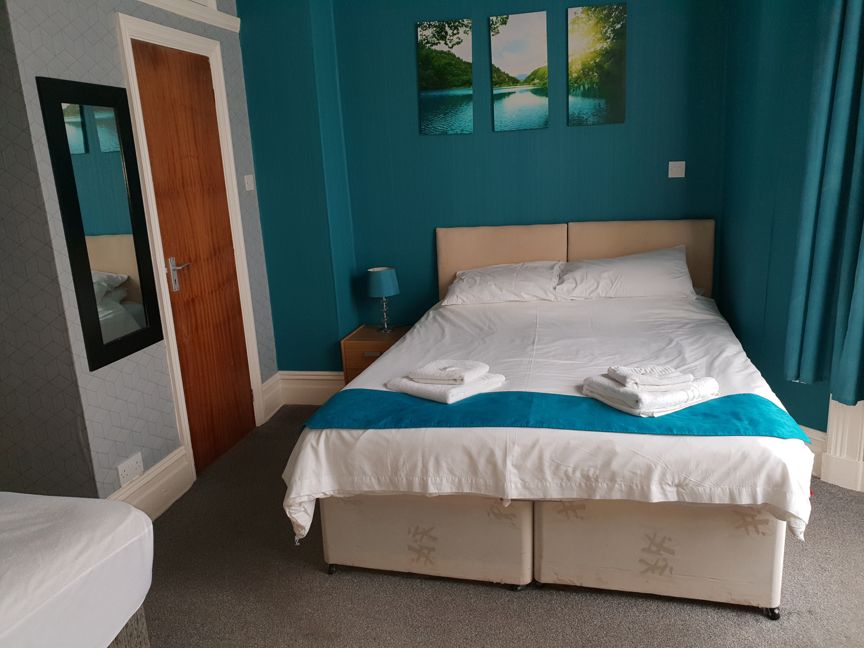 Family room-Ensuite with Shower-Street View-Room 5
