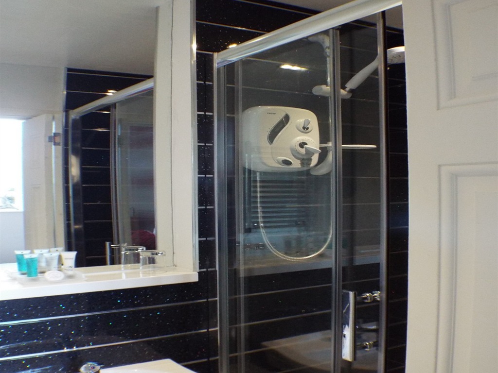 Compact -Double room-Ensuite with Shower