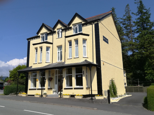 Bron Rhiw Hotel - building front