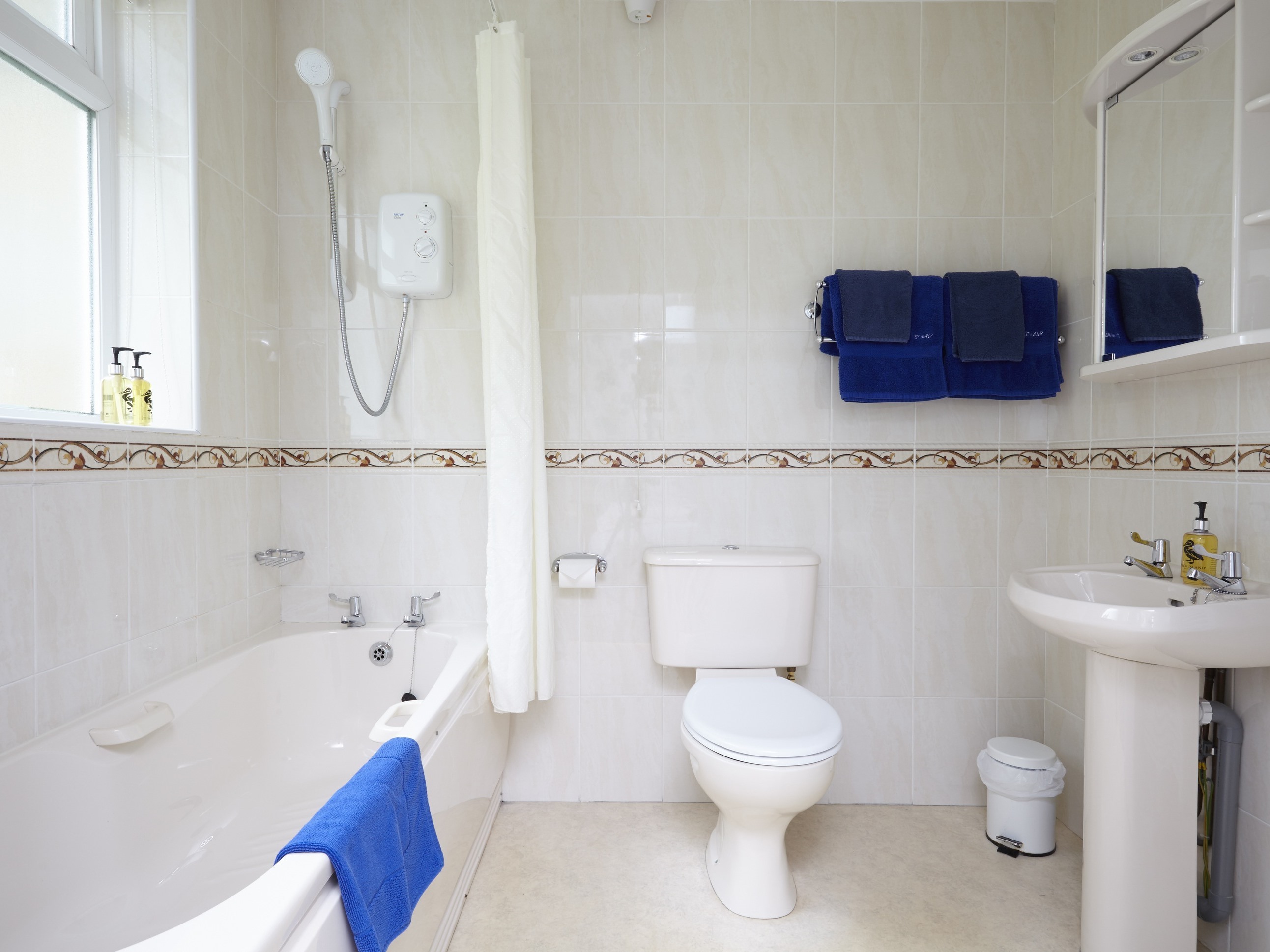 Double or Twin-Ensuite with Bath-Room 11
