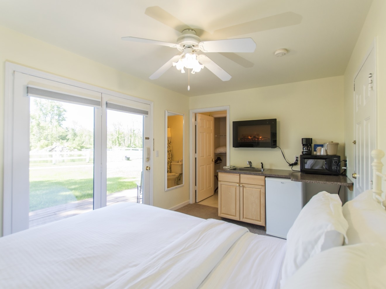 Lake House Suite with Queen + Twin Bunks - 2 baths