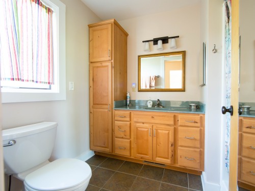 Beauchamp House master bathroom.