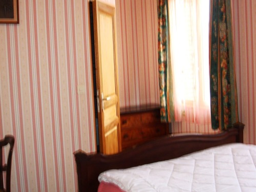 Chambre N°1 avec un lit double et une salle d'eau