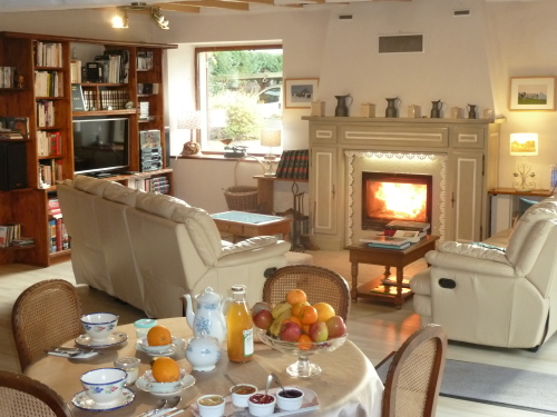 Salle du petit déjeuner avec la cheminée