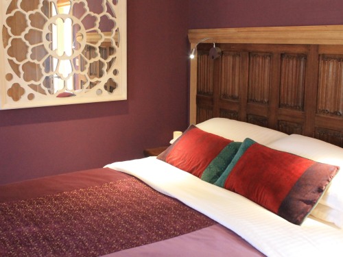The Lodge at Hemingford Grey House - King Size Bed in 'The Yew' - Guest Room
