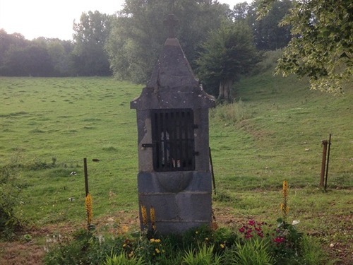 Petite chapelle face à l'entrée de la propriété