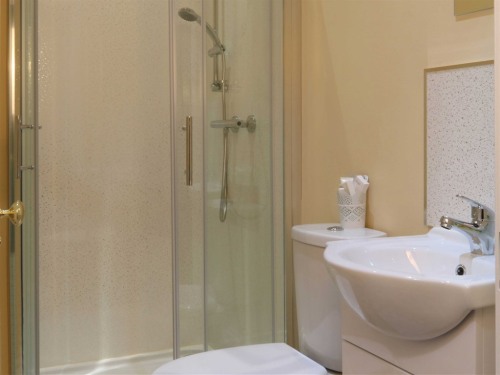 Ensuite bathroom with sumptuous power shower