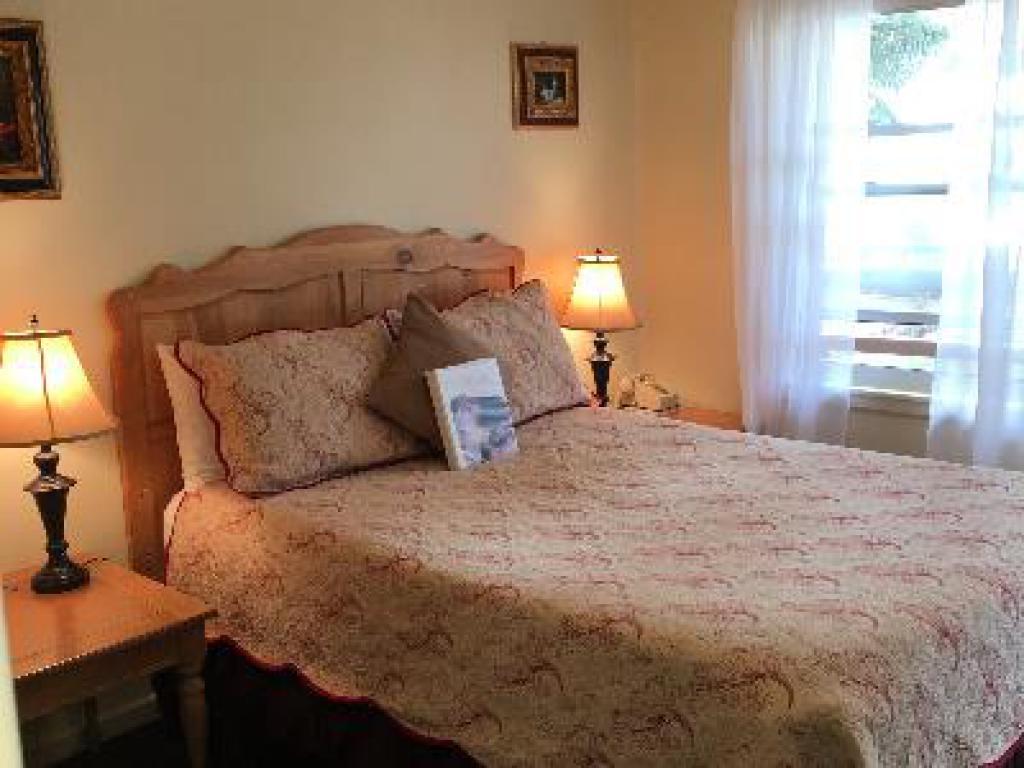 Queen-Private Bathroom-Standard-Courtyard view-Room 7 - Base Rate