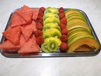 Plateau de fruits frais au petit déjeuner