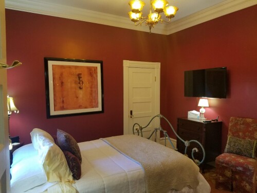 Holmes Suite