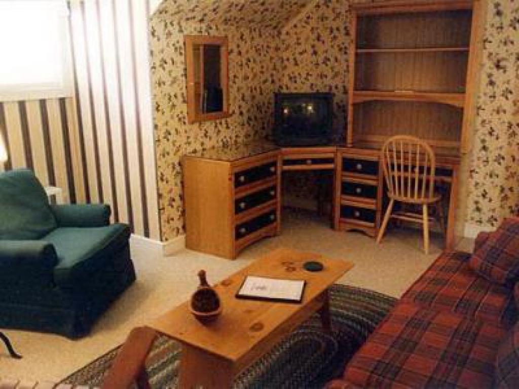 Quad room-Ensuite-Standard-Pondside 3 Room Suite - Base Rate