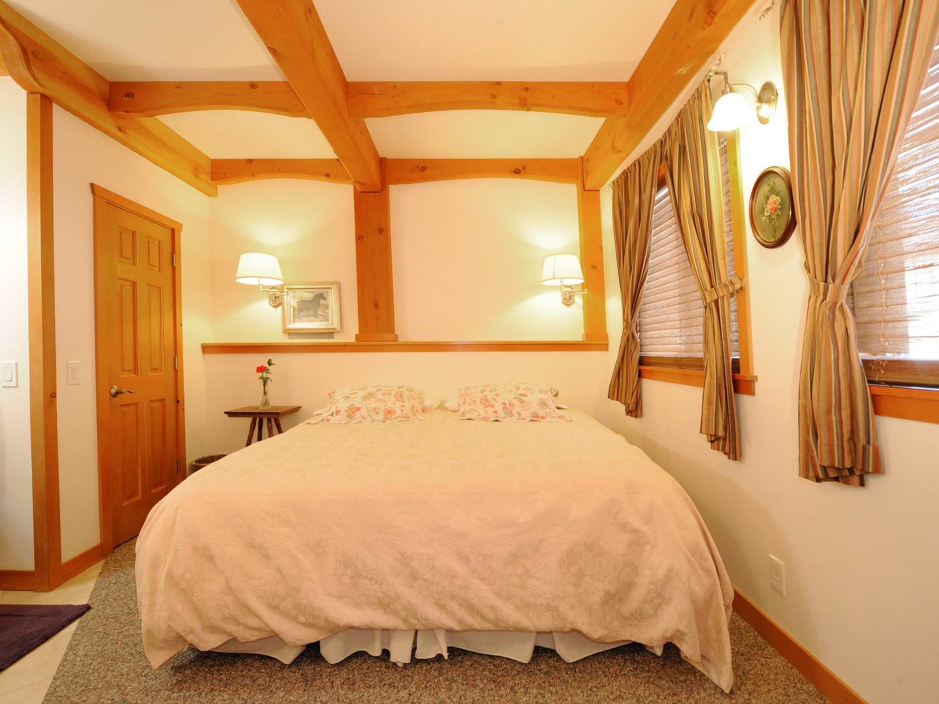 Surrey Room - King bed, private ensuite bath