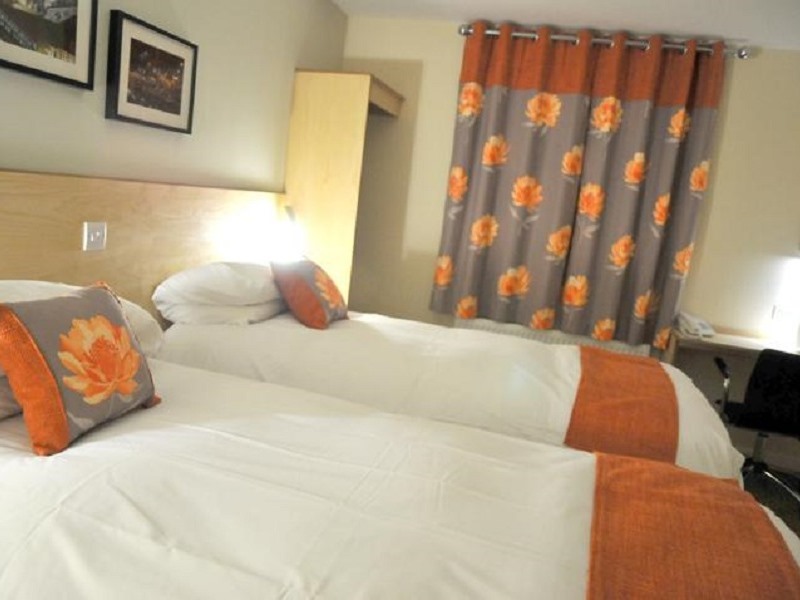 Twin En-suite - Disabled Friendly - 1 Double and 1 Single bed
