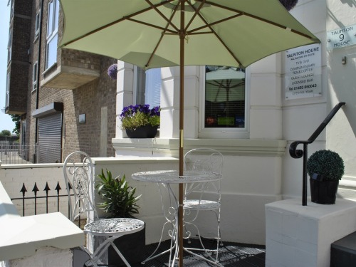 Taunton Guest House - Outside seating area