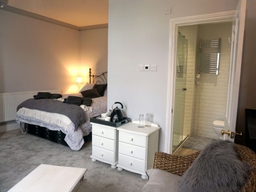 Double room with en-suite shower - Scrabble