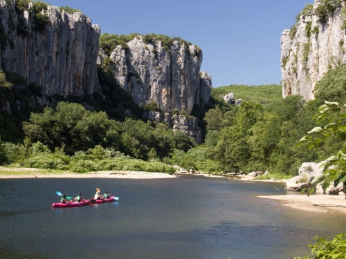 Les gorges du Chassezac offrent un cadre magnifique pour passer un agréable moment avec nos canoës
