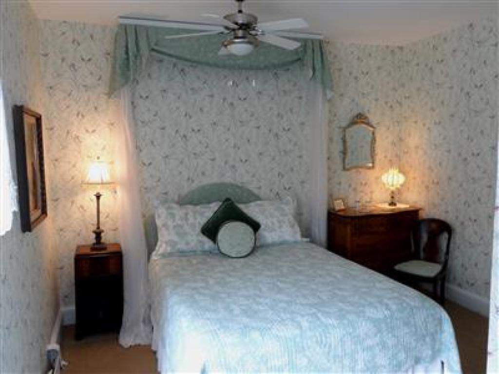 Queen-Ensuite-Standard-Garden View-Room 8