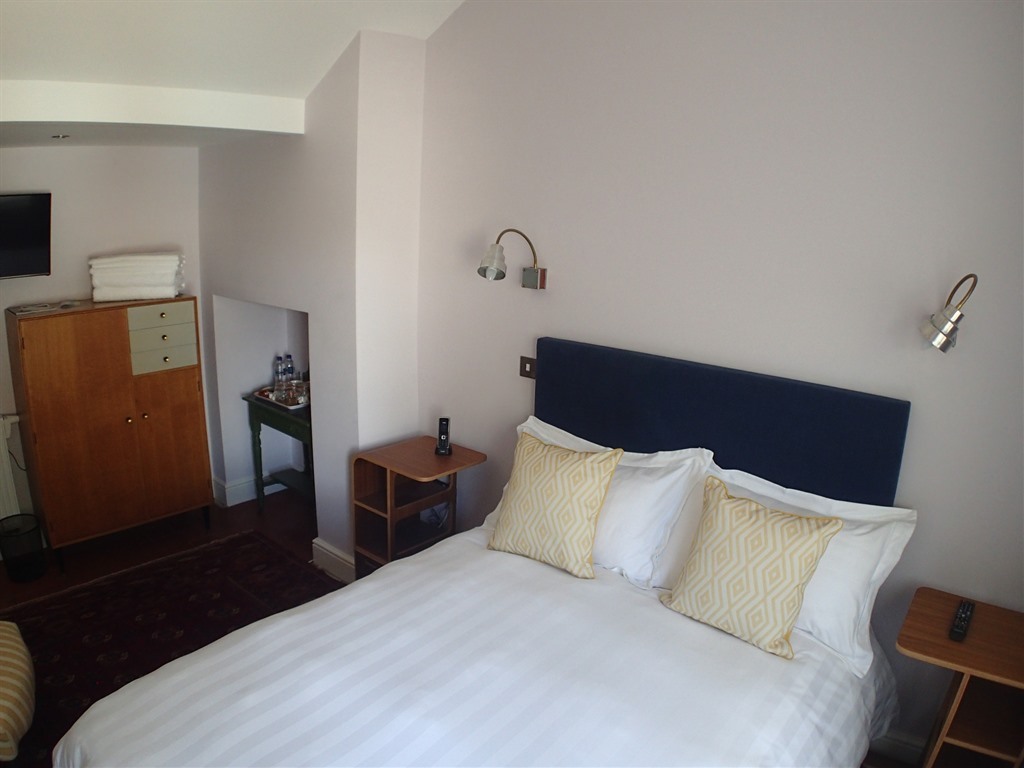 Room 8-Double room-Ensuite with Shower-Garden view - Base Rate