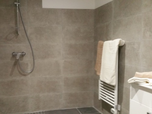 Salle de bain avec douche à l'italienne