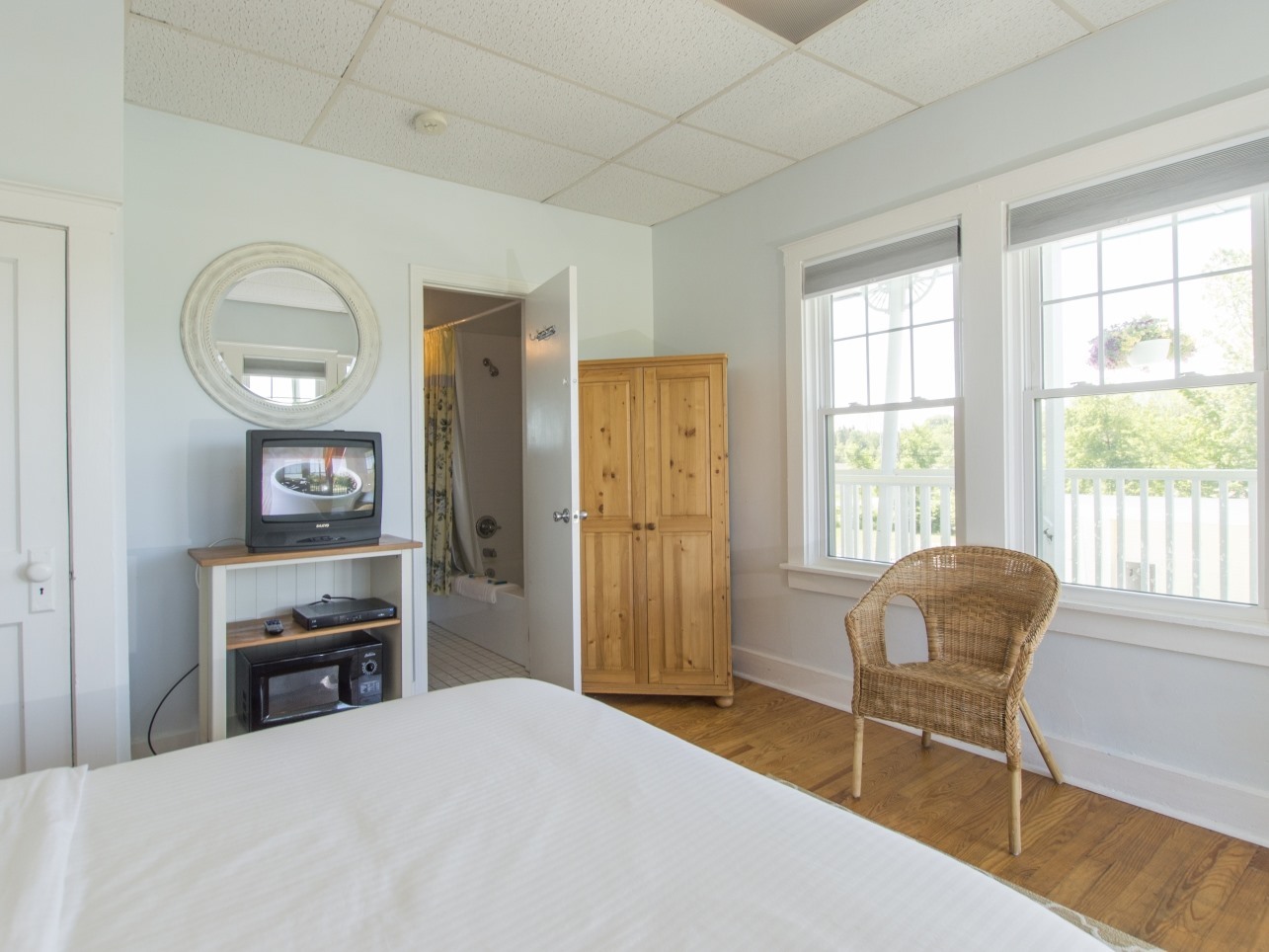 Beach House 2nd Floor-Suite-Private Bathroom