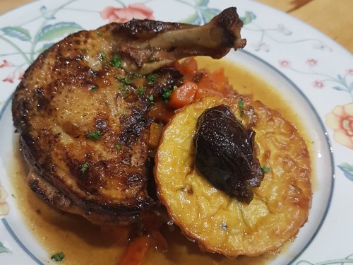 Suprême de pintade braisé aux pruneaux et sa galette de chou