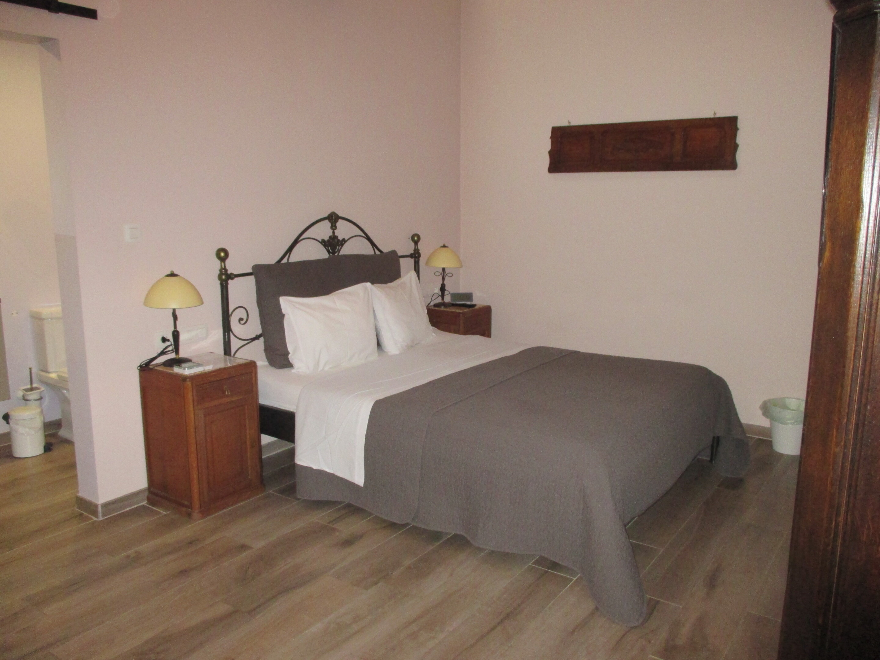 Deluxe-Double room-Ensuite with Bath-Room 3 - Base Rate