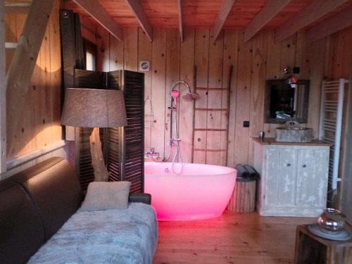 cabane flottante 2/4 personnes " la terre est ronde pour ceux qui s'aiment"