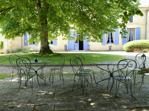 Depuis la terrasse de la cour